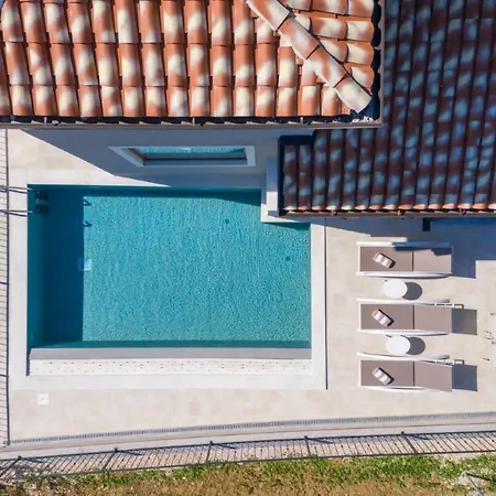 Beautiful Skarline With Outdoor Pool In Buje Villa