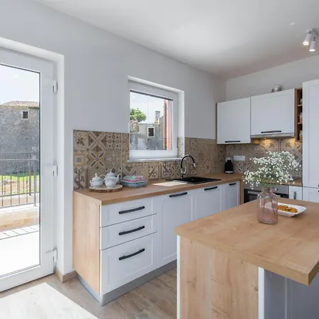 Beautiful Skarline With Outdoor Pool In Buje Villa