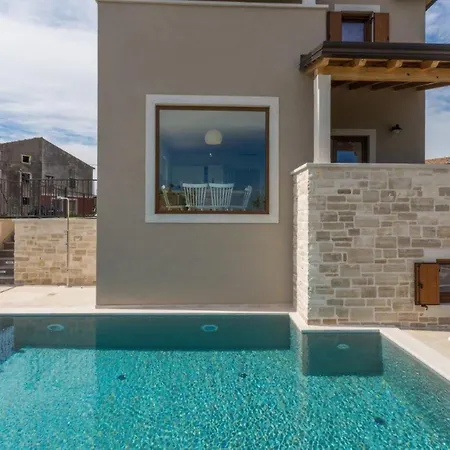 Beautiful Skarline With Outdoor Pool In Buje Villa *